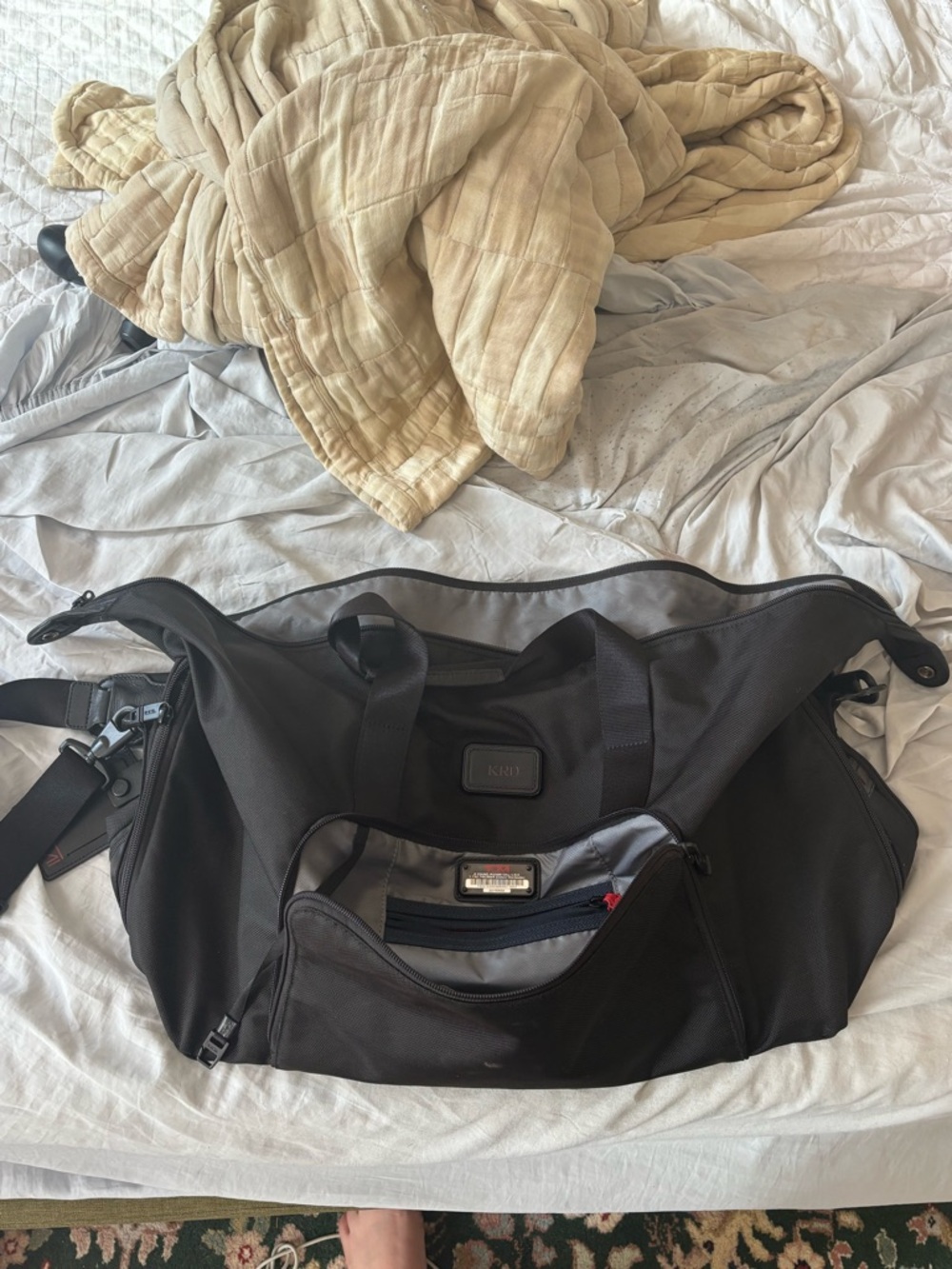 Tumi Black Weekender Bag - Picture 6 of 7